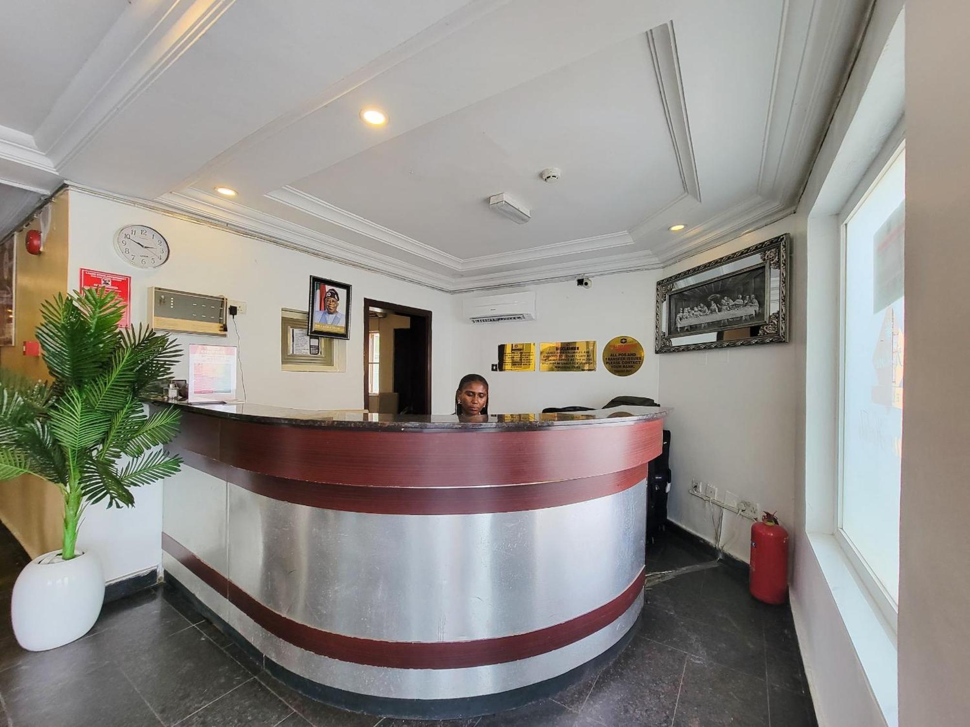 Hotel Presken K-One Ikeja Esterno foto